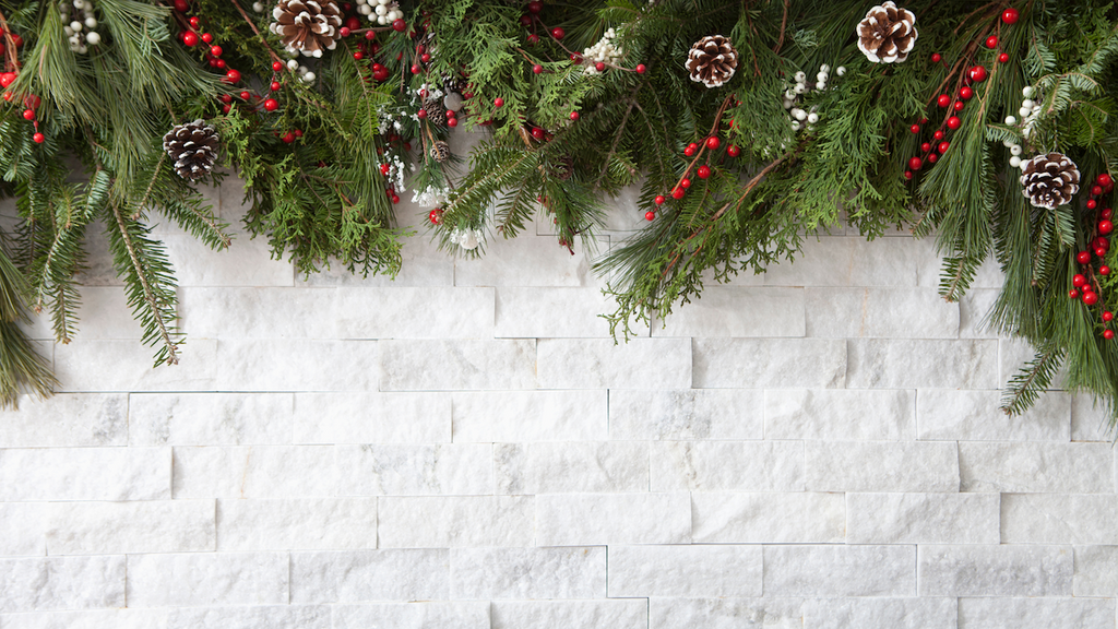 A Helpful How-To on Decorating the Mantel for the Holidays